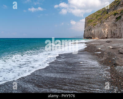 Der schwarze Sandstrand am Wadi Kandil. Mittelmeer, Syrien. Stockfoto