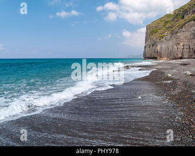 Der schwarze Sandstrand am Wadi Kandil. Mittelmeer, Syrien. Stockfoto