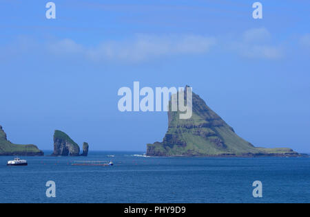 Die kleine Insel an der Mündung des Tindholmur Sorvagsfjordur, Vagar Island, Färöer Inseln. Stockfoto