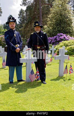 Reenactors des 4. US Infanterie 1861-65 "Die Bekämpfung der Vierten "auf dem Grabstein eines US Army WW1 Unfall Brookwood American Cemetery Stockfoto