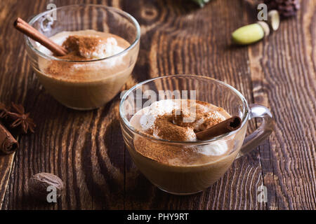 Pumpkin spice Latte garniert mit Sahne und Pumpkin Pie Gewürze im Glas mug Stockfoto