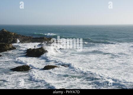 Wellen, die von den Klippen bei der Bodega Head in Bodega Bay, CA Stockfoto