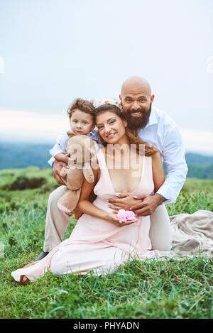 Hispanic junge lächelnde Eltern geboren Baby Mädchen warten Stockfoto