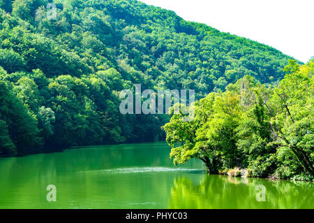 Blick auf den Hamori See und die Berge im Hintergrund in Lillafured, Ungarn, Europa an einem sonnigen Tag. Stockfoto