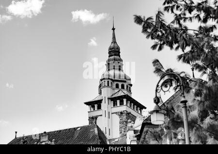 Schwarz-weiß Foto eines historischen Palast in Lillafured, Ungarn, Europa an einem sonnigen Tag mit stürmischen Wolken. Stockfoto