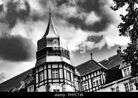 Schwarz-weiß Foto eines historischen Palast in Lillafured, Ungarn, Europa an einem sonnigen Tag mit stürmischen Wolken. Stockfoto