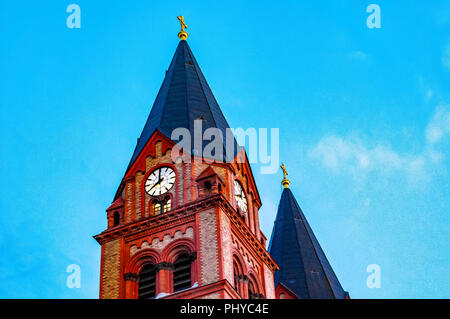 Blick auf die historische Kirche in Szeged, Ungarn, Europa bei Nacht. Stockfoto