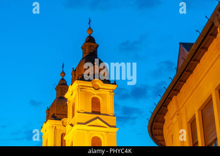 Blick auf die historische Kirche in Szeged, Ungarn, Europa bei Nacht. Stockfoto