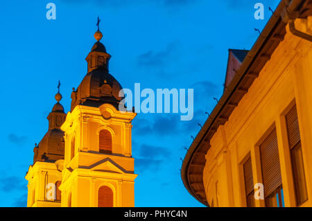 Blick auf die historische Kirche in Szeged, Ungarn, Europa bei Nacht. Stockfoto