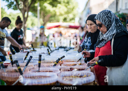 Muslimische Frauen kaufen Oliven auf dem Markt in Orange, Frankreich, Europa. Stockfoto