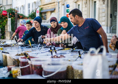 Muslimische Frauen kaufen Oliven auf dem Markt in Orange, Frankreich, Europa. Stockfoto