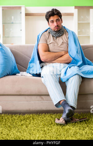Kranken jungen Mannes Leiden von der Grippe zu Hause Stockfoto