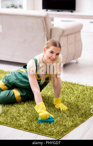 Professionelle female Reiniger Reinigung Teppich Stockfoto