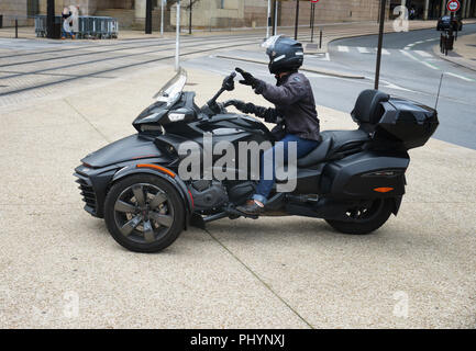 Eigentümer der fahrt Ihr Can-Am Spyder F3 Limited Delta trikes Motorrad mit zwei Vorderrädern und einem Antriebsrad auf der Rückseite Stockfoto