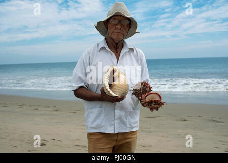 Unbekannte peruanischen Mann mit leere Muscheln für den Verkauf auf dem Strand von Las Pocitas, in der Nähe von Mancora Stadt am Strand, Peru. Nur für den redaktionellen Gebrauch bestimmt. Aug 2018 Stockfoto