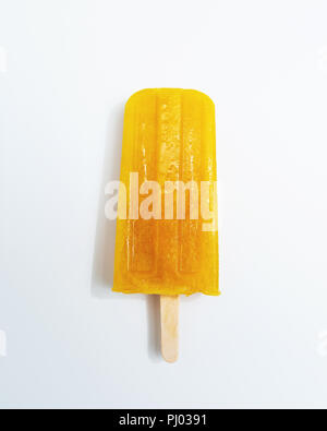 Eis am Stiel. Orange Frucht Eis auf einen weißen Hintergrund mit Kopie Raum vorgestellt. Ansicht von oben Stockfoto