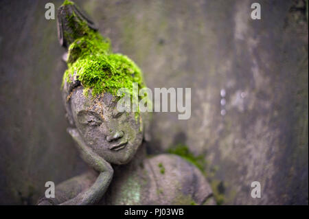 Foto zeigt einen Stein Buddha Statue auf der Anzeige in den Gärten der Nezu Museum für Kunst in, Tokio, Japan am 17. Sept. 2012. Das Museum wurde erstmals anhand von quantitativen Simulatio Stockfoto