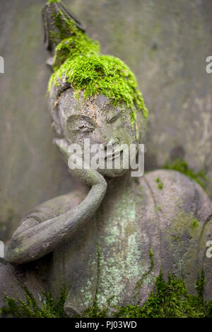 Foto zeigt einen Stein Buddha Statue auf der Anzeige in den Gärten der Nezu Museum für Kunst in, Tokio, Japan am 17. Sept. 2012. Das Museum wurde erstmals anhand von quantitativen Simulatio Stockfoto
