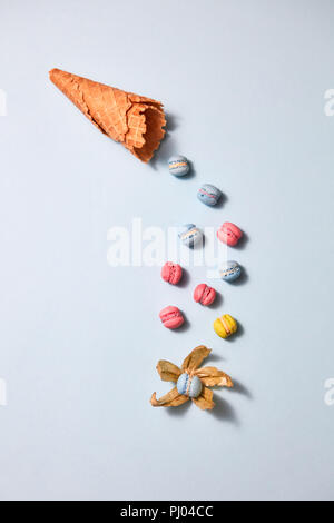Waffeln süß Kegel bunte Makronen Muster auf einem hellgrauen Hintergrund. Stockfoto