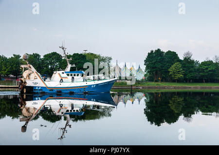 Trawlers Atlantic Rose gleitet die River Lee auf dem Weg ihren Fang auf der Horgan Quay in Cork zu verlagern. Stockfoto