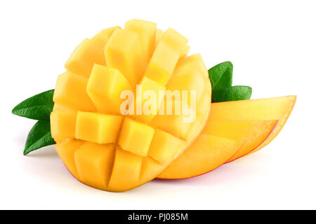 Mango Obst Hälfte mit Blättern und Schichten auf weißem Hintergrund schließen isoliert. Stockfoto