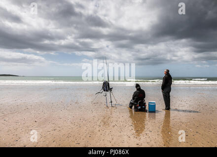 Norman Clarke mit seinem Sohn Andrew aus Wigan Lancashire im Urlaub Angeln für Bass in Garrettstown Strang in Cork. Stockfoto