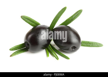 Ganze schwarze Oliven mit Rosmarin Blätter auf weißem Hintergrund Makro isoliert. Stockfoto