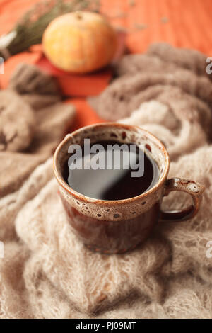 Still life Details der Wohnzimmer. Tasse Tee auf wollene Decke im Bett. Herbst Winter Wochenende Konzept. Herbst Home Decoration. Stockfoto
