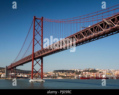 Portugal, Lissabon, Ponte 25 de Abril (Brücke des 25. April) auf den Fluss Tejo, Panoramablick Stockfoto