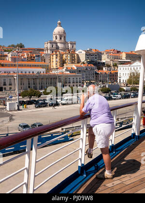 Portugal, MV Marco Polo Passagier an Deck Rail, Abfahrt Alfama, Altstadt Cruise Terminal in Richtung Campo de Sta Clara und Panteo Nacional Dome suchen Stockfoto