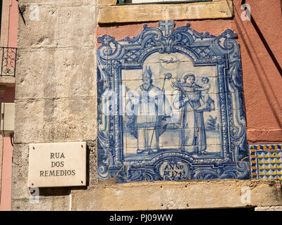 Portugal, Lissabon, Alfama, Altstadt, Rua dos Remedios, 1749 Religiöse Themen Fliesen- Panel auf der Straße Ecke Stockfoto