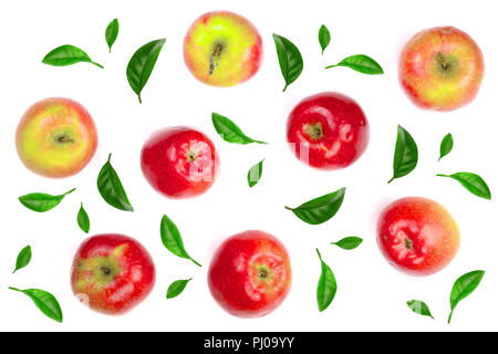 Rote Äpfel mit grünen Blättern auf weißem Hintergrund Draufsicht isoliert eingerichtet. Flach Muster. Stockfoto