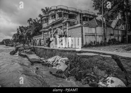 River Bank Erosion bei shariatpur Bezirk. 10000 Menschen sind obdachlos, 54 Leute fehlen und mehr als 500 Häuser im Wasser verloren Stockfoto