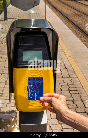 Portugal, Porto, Matosinhos, öffentlicher Verkehr, die Validierung der U-Bahnhof am S-Bahnhof Stockfoto