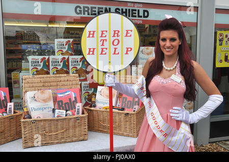 Tesco Mädchen außerhalb der retro Tesco shop Am Goodwood Revival. Grüne Schild Stempel Anzeige. Hier Lutscher zu helfen. Jahrgang, Zeitraum Stockfoto