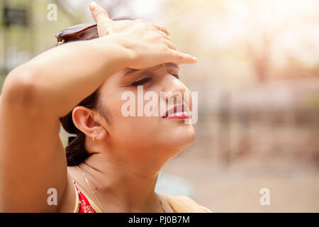 Frau Abschirmung ihre Augen von Sun. Stockfoto