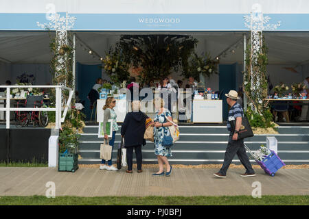 Leute an der Showground, wandern Vergangenheit, oder sitzen in feinstem Wedgwood-Porzellan Erfrischung Festzelt stehen - RHS Chatsworth Flower Show, Derbyshire, England, UK. Stockfoto