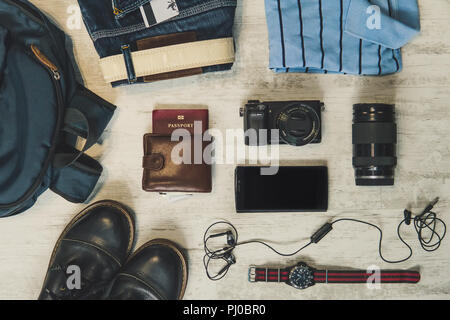 Travel Concept - Schuhe, Jeans, smart phone Kamera, auf weissem vintage Hintergrund sehen. Gebühren Männer im Urlaub. Stockfoto