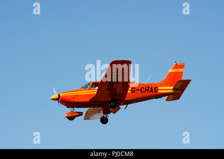 Piper PA -28-181 Cherokee Landung am Flugplatz Wellesbourne, Warwickshire, Großbritannien (G-CHAS) Stockfoto