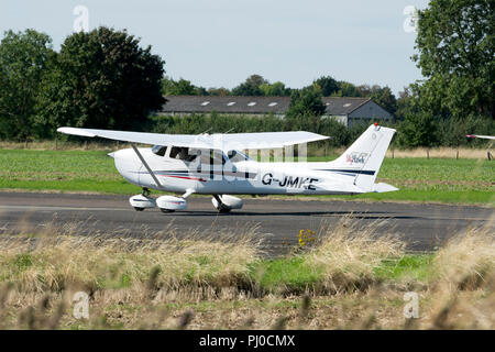 Cessna 172S Skyhawk zu nehmen Sie an Wellesbourne Airfield, Warwickshire, Großbritannien (G-Jmke) Stockfoto