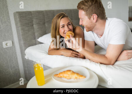 Paar beim Frühstück im Bett Stockfoto