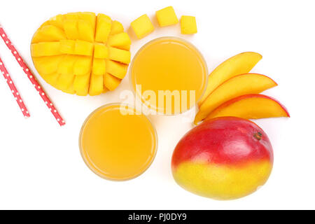 Mango Saft und Obst auf weißem Hintergrund schließen isoliert. Ansicht von oben. Flach Stockfoto