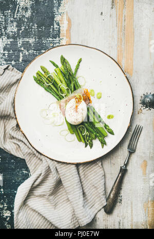 Gesundes Frühstück mit grünem Spargel, weich gekochte Eier, Speck Stockfoto