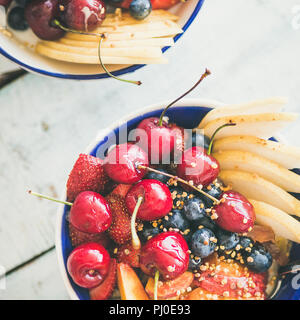 Smoothie Schüssel mit Obst und Beeren auf Licht Tabelle Hintergrund Stockfoto