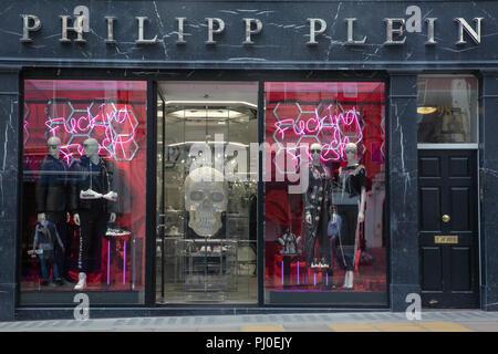 Fenster Display an der Philipp Plein Store auf New Bond Street, London. Stockfoto