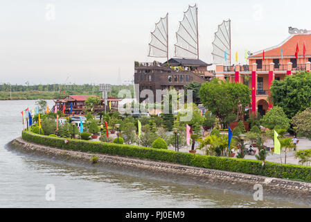 Ho Chi Minh City, Vietnam - am 27. April 2018: ein Hafen auf dem Saigon River, Elisa schwimmenden Restaurant (in der Form eines Schiffes) und Ho Chi Minh Museum. Stockfoto