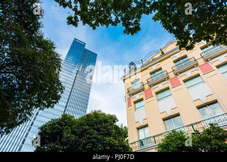 Ho Chi Minh, Vietnam - am 30. April 2018: Saigon Centre Tower unter den Ästen in den blauen Himmel und Kim Do Bürogebäude (rechts). Stockfoto