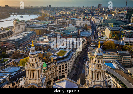 London, England - Luftbild Blick auf die Skyline von London von der Oberseite der St. Paul's Cathedral bei Sonnenuntergang genommen Stockfoto