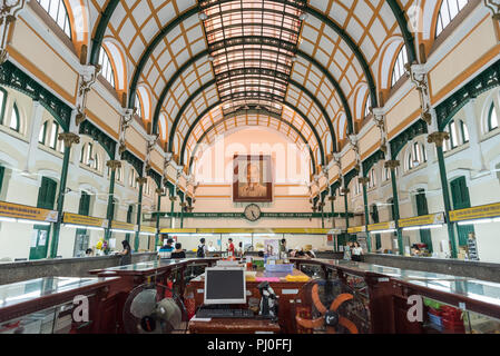 Ho Chi Minh City, Vietnam - am 30. April 2018: Saigon Central Post Office Halle (mit einem Portrait von Ho Chi Minh). Stockfoto