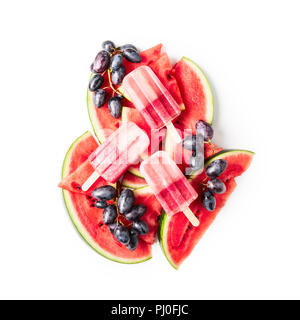 Eis am Stiel, in Scheiben geschnittenen Wassermelone und Blauen Traube Frucht Beere auf weißem Hintergrund Freistellungspfad isoliert enthalten. Ansicht von oben, flach. Design Element Stockfoto